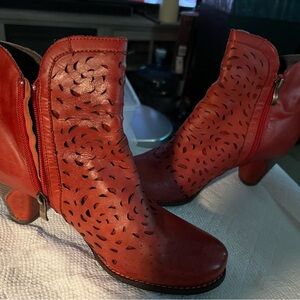 RED LEATHER SIZE 9 L’ARTISTE ANKLE BOOT